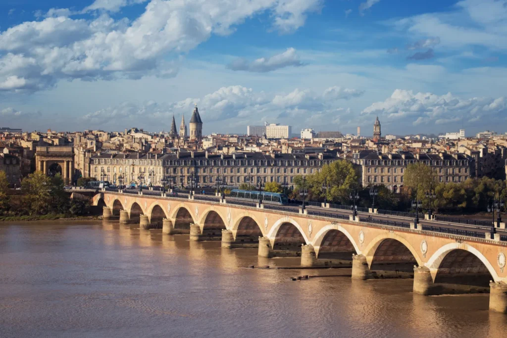 Cây cầu Pont de Pierre cổ kính