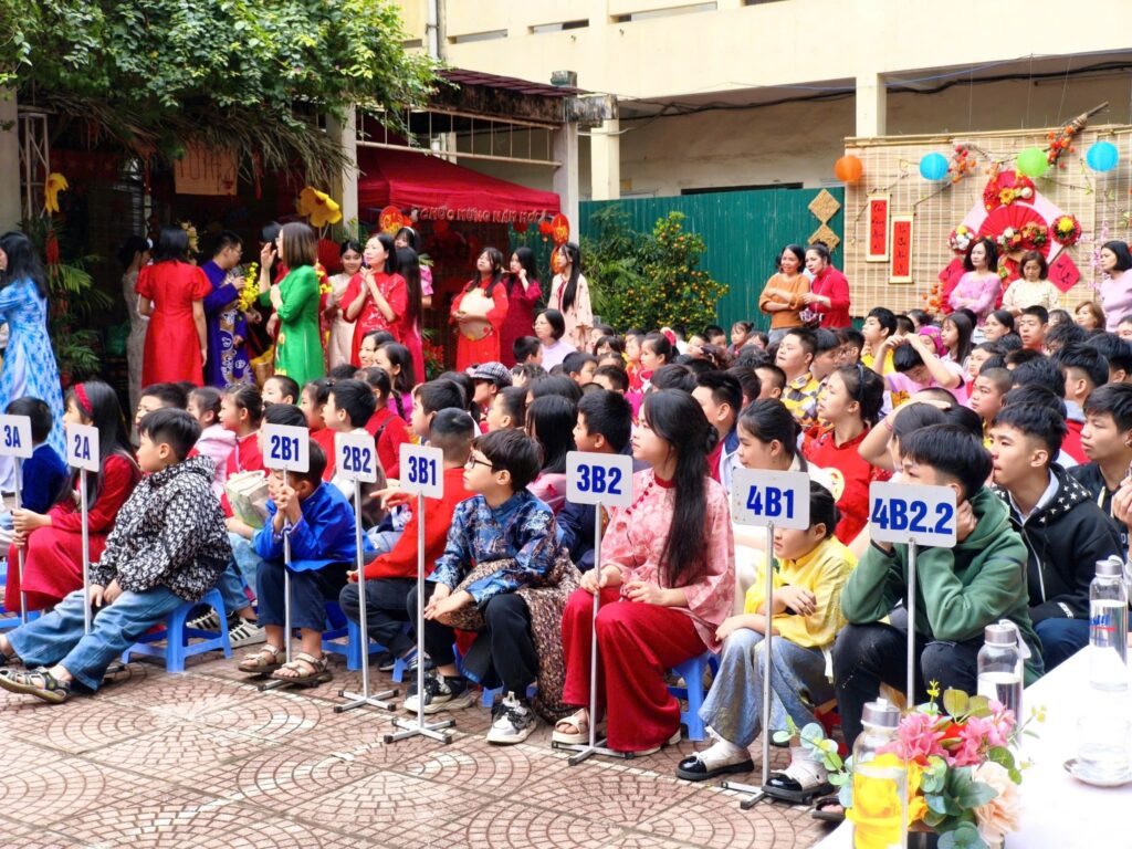 Các em học sinh trường PTCS Xã Đàn