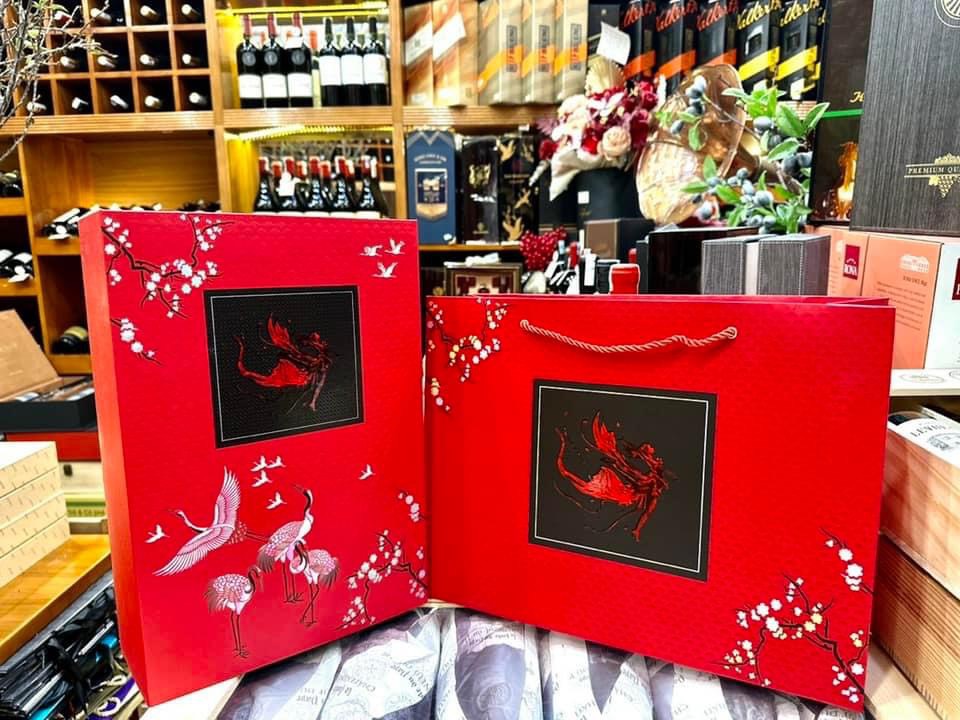 Màu đỏ rượu vang và quà tết