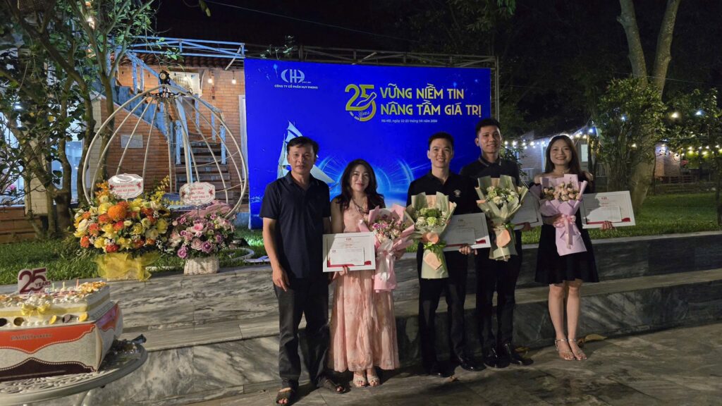 Trao thưởng cho các cá nhân hoàn thành chỉ tiêu năm 2025