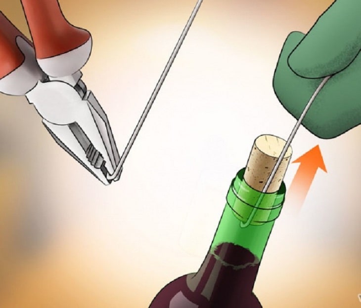 Dùng kẹp giấy hoặc dây thép nhỏ để khui rượu vang